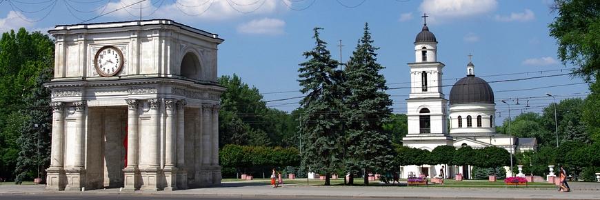 die Mitte der Mitte, der zentral gelegene Kathedralenplatz der zentral gelegenen Hauptstadt Moldovas, eines liebenswerten kleines Landes, über das teilweise groteske Klischees im Umlauf sind